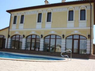 Предлагается к продаже двухэтажный дом 310 кв.м в Фонтанке. На первом 