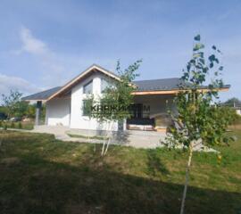 Продається будинок в Ровжах, з особистом вихідом до Обвідного каналу. 