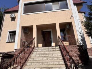 В продаже трёхэтажный дом в Фонтанке общей площадью 190 кв.метров. ...