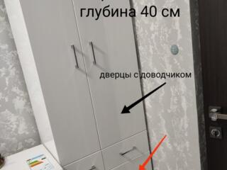 Продам пенал в ванную комнату. Стол, стул и настольную лампу.