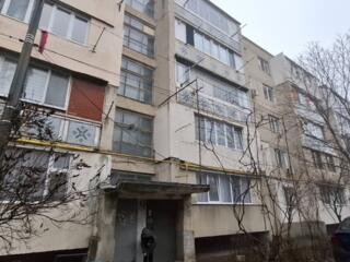 Vind apartament 72m2 str Doina 83900euro