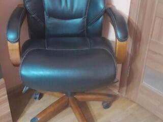 Офисное кресло