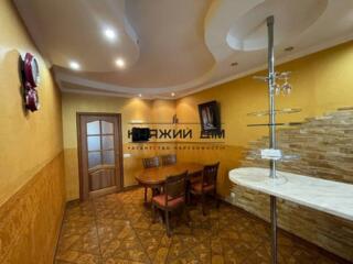 В оренду пропонується трикімнатна квартира з авторським класичним ...