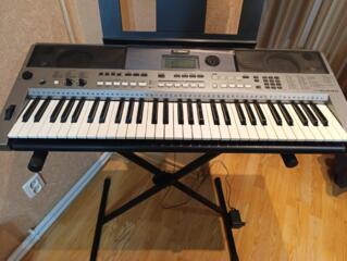 Продам синтезатор Yamaha PSR E443
