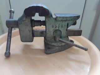 Тиски СССР и ключ-отвёртка.