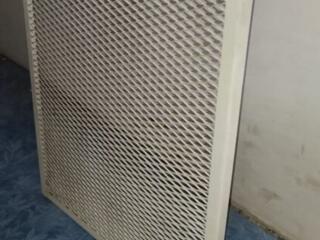 Декоративный металлический экран на домашний радиатор