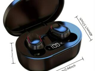 Новые беспроводные сенсорные наушники светодиодные.