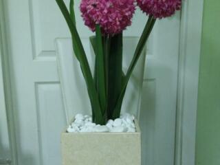 Интерьерное украшение вазон с цветами