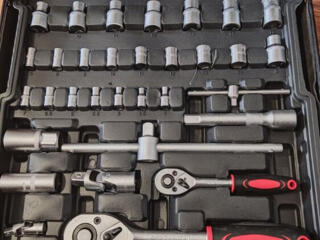 Чемодан на колёсах с инструментом набор