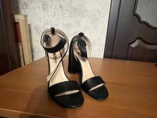Продаю босоножки