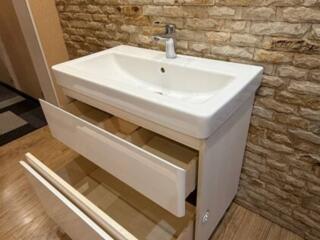 Продам раковину Vitra с краном и тумбой.