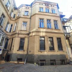 Продам квартиру в цоколе ул. Льва Толстого.