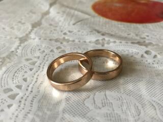 Продам 2 кольца для помолвки. Состояние хорошее, материал мед. сплав.