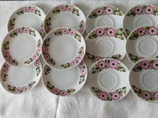 Десертные тарелочки и чайные блюдца из фарфора.