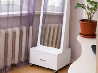 Напольное зеркало с ящичком внизу