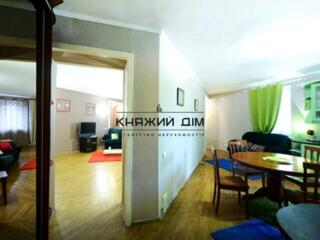 Продаж Трикімнатна квартира біля метро Тараса Шевченка, на вул. ...