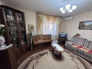 Предлагается к продаже трехкомнатная квартира в крепком доме старого .