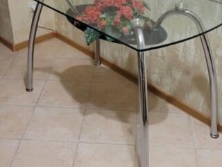 Masă de sticlă 1,20 x 0,70 m, 1000 lei.