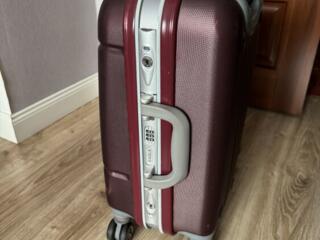 Чемодан для ручной клади «Eagle» отличного качества.