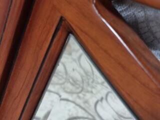 Зеркало в деревянной раме