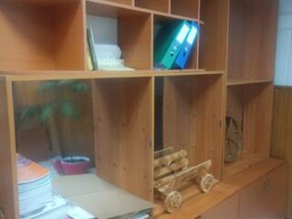 Продаем срочно офисные шкафы и полки, недорого самовывоз, цена символ.