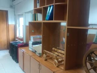 Продаем срочно офисные шкафы и полки недорого, самовывоз, цена символ.