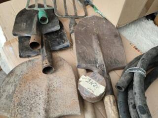 Лопаты с черенком 10 руб. Лопаты и вилы новые 80