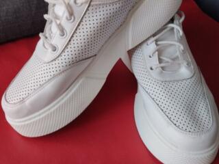 Продам кеды - натуральная кожа - один раз обутые, не