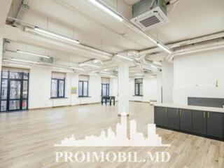 Se oferă spre chirie spațiu pentru oficii amplasatîn sect. Centru, ...