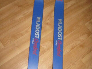 Лыжи горные новые. Коньки с ботинками. Шашки. Бадминтон. Теннис. мячи.