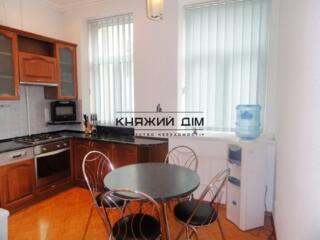 Простора сталінка 3-кімнатна суміжно роздільна квартира в Центрі на ..