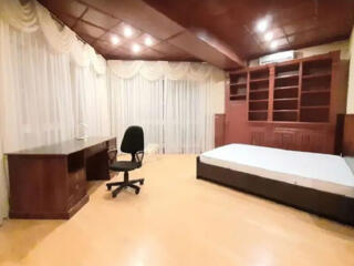 Продаётся четырёхкомнатная квартира. Печерский район, улица Лескова, .