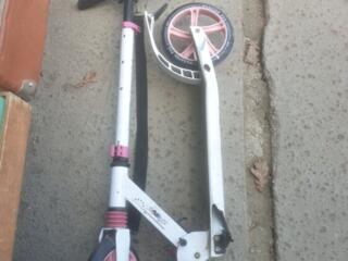 Продаётся складной самокат.
