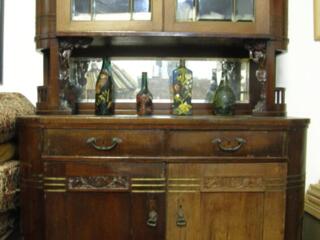 Буфет - 500 евро, дверцы для камина - 4000 л., сундук - 100 евро