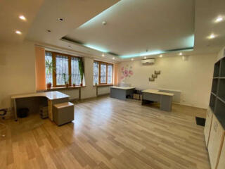 Офіс 41 кв.м у Дарницькому районі, 7 хвилин пішки від метро Дарниця. .