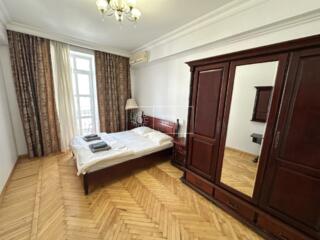 Vă propunem spre chirie apartament cu 3 odăi, bloc secundar, amplasat 