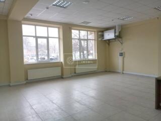 Se oferă spre chirie oficiu, spațiu comercial, în sectorul centru, ...