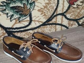 Mocasini și Adidași