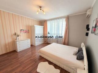 БЕЗ КОМІСІЇ Продаж 3-кімнатної квартири по вул. Дніпровська набережна 