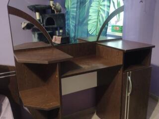 Трюмо с зеркалом и ящиками. Туалетный столик. Возможна доставка.