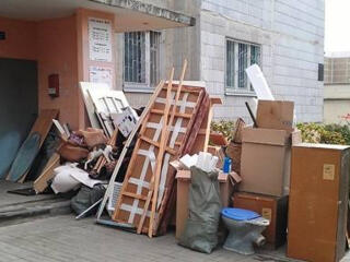 Вывоз хлама старой мебели техники ненужных вещей очистка квартир домов