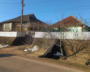 SE VÂND DOUĂ CASE cu magazin și intrare separată în s. Hagimus