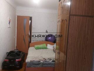 Продається 3-х кімнатна квартира на першому поверсі в цегляному ...