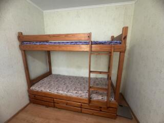 Деревянная двухъярусная кровать