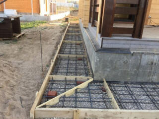 Требуется бригада строителей, залить отмостку и лестницу.