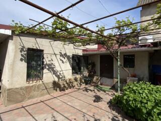 Продам дом на Черемушках с большим участком.