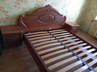 Продам двухспальную кровать без матраса с 2 тумбами