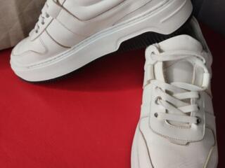 Продаются кроссовки, состояние новых, пару раз обутые размер 38, натуральная