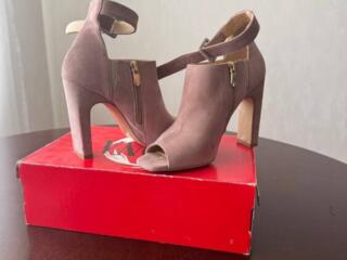 Продам замшевые босоножки