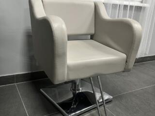 Продам кресло парикмахерское